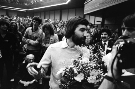 Max vd Berg met bloemen, Bestanddeelnr 930-2370