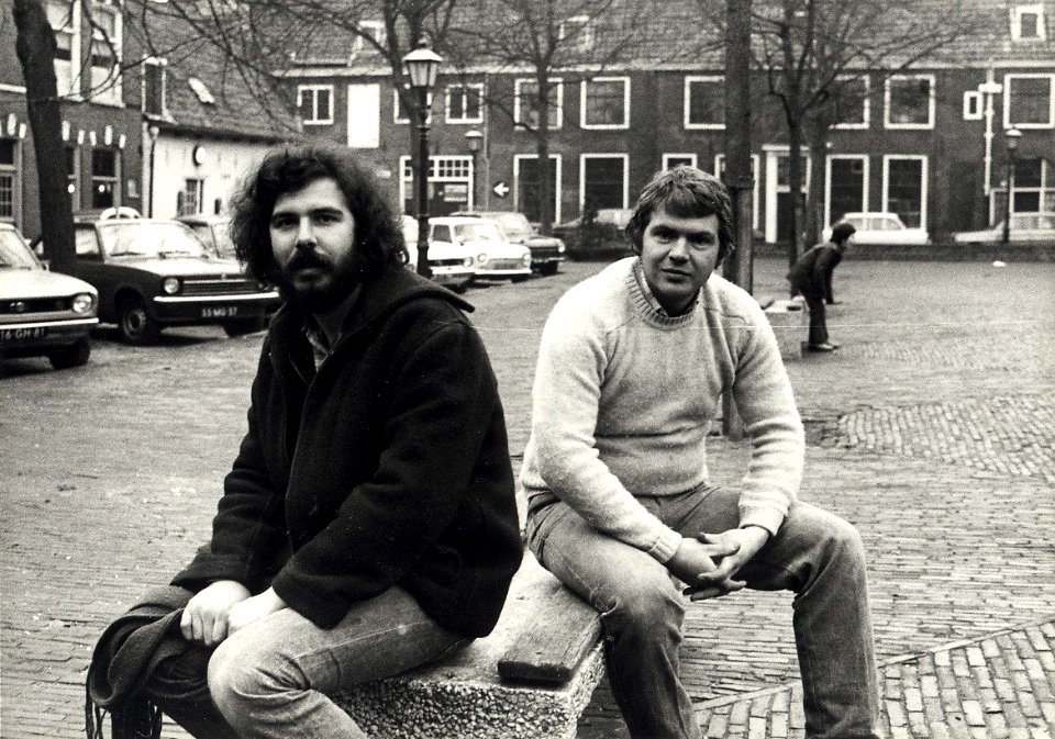 Max Koning (links) en Peter van Lavière willen meer leven in de brouwerij brengen op het Nieuwe Kerksplein. (Engelse kerstnacht). Aangekocht in 1977 van United Photos de Boer bv, NL-HlmNHA 54005097