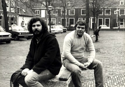Max Koning (links) en Peter van Lavière willen meer leven in de brouwerij brengen op het Nieuwe Kerksplein. (Engelse kerstnacht). Aangekocht in 1977 van United Photos de Boer bv, NL-HlmNHA 54005097