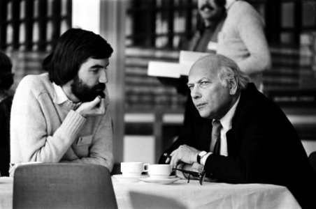 Max vd Berg (links) en Den Uyl tijdens de lunchpauze, Bestanddeelnr 930-2372