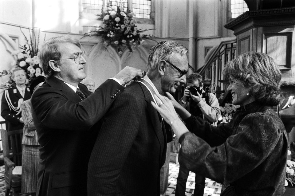 Max van der Stoel, ex-minister ontvangt de Freedom of Speech Award uit handen va, Bestanddeelnr 932-3654