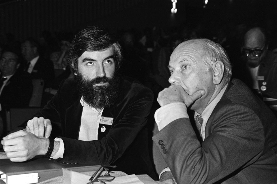 Max van den Berg (links) in gesprek met minister Den Uyl, Bestanddeelnr 931-7580