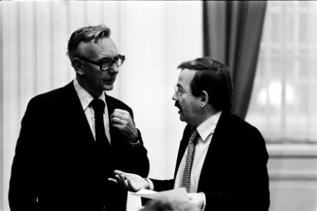 Max van der Stoel (PvdA, l) en Relus ter Beek (PvdA), Bestanddeelnr 930-5385