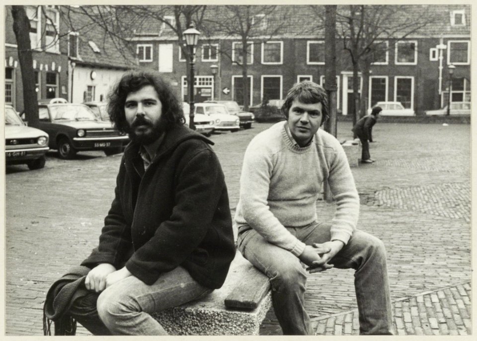 Max Koning (links) en Peter van Lavière brengen meer leven in de brouwerij op het Nieuwe Kerksplein, o.a. door de samenzang in de Kerstnacht. NL-HlmNHA 54005097