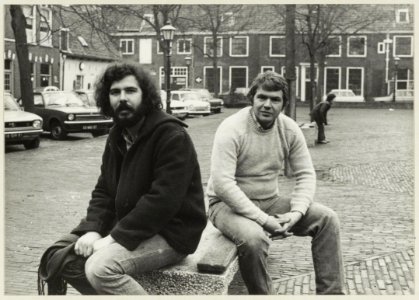 Max Koning (links) en Peter van Lavière brengen meer leven in de brouwerij op het Nieuwe Kerksplein, o.a. door de samenzang in de Kerstnacht. NL-HlmNHA 54005097