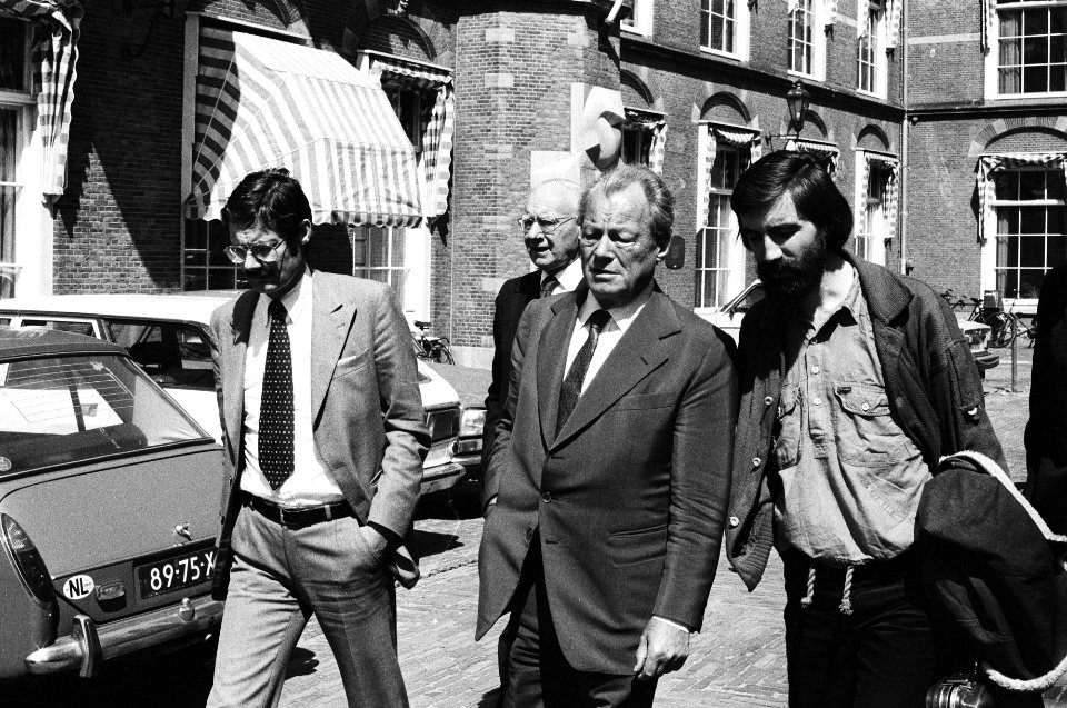 Max vd Berg (rechts) met naast hem Willy Brandt, wandelend over het Binnenhof, Bestanddeelnr 930-2617