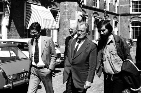 Max vd Berg (rechts) met naast hem Willy Brandt, wandelend over het Binnenhof, Bestanddeelnr 930-2617