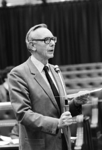 Max van der Stoel bij de interruptie-microfoon, Bestanddeelnr 931-3049
