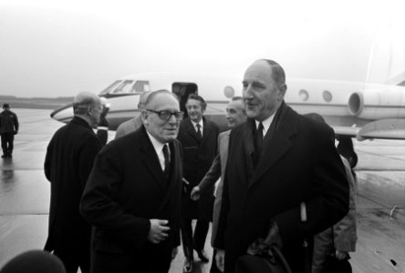 Maurice Schumann , minister van Buitenlandse Zaken van Frankrijk , arriveert op , Bestanddeelnr 922-9452