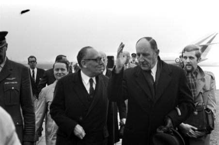 Maurice Schumann , minister van Buitenlandse Zaken van Frankrijk , arriveert op , Bestanddeelnr 922-9449