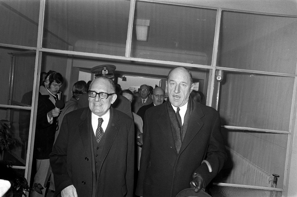 Maurice Schumann , minister van Buitenlandse Zaken van Frankrijk , arriveert op , Bestanddeelnr 922-9451