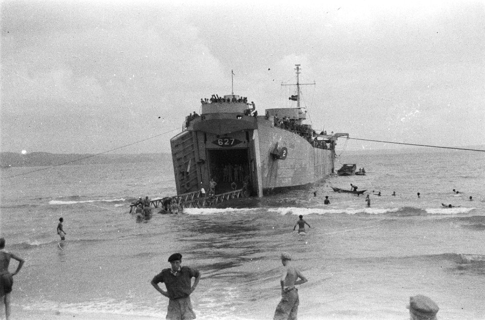 Mauritsbaai, z.-Java De L.S.T. kon niet dichter bij het strand komen en daarom , Bestanddeelnr 407-1-3