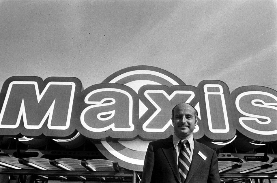 Maxis superstore tussen Diemen en Muiden geopend, directeur Maxis, heer Isaac (k, Bestanddeelnr 927-4467