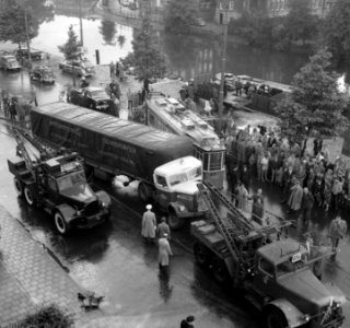 Mauritskade (bij Tropenmuseum). Botsing tram met vrachtauto van Koeneman & Zonen, Bestanddeelnr 907-9223