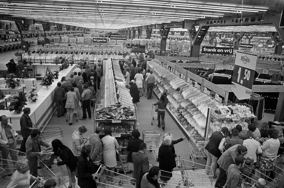 Maxis superstore tussen Diemen en Muiden geopend, interieur (overzicht) Maxis, Bestanddeelnr 927-4464