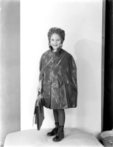 Mona Visser poseert in een cape voor een reclame van het Amerikaanse advertentie, Bestanddeelnr 252-0844
