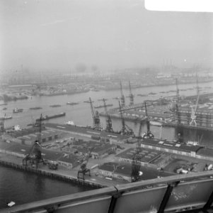 Monstertransport in Rotterdamse haven, overzicht vanaf Euromast, Bestanddeelnr 919-2411