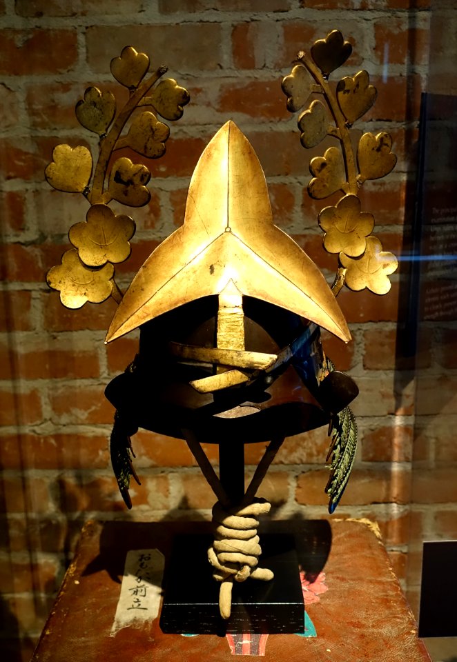 Momonari kabuto, Japan, mid Edo period, 1700s-1800s AD, iron, wood, lacquer, gold, lacing - The Ann and Gabriel Barbier-Mueller Museum - DSC05501