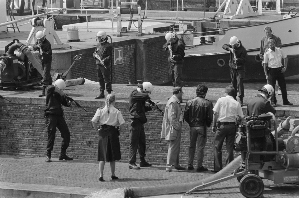Monster in Amstel voor Carre bij filmopnamen, Bestanddeelnr 934-0234