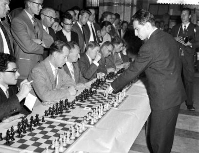 Monster simultaan schaakseance in de Effectenbeurs te Amsterdam, de Rus Tal tijd, Bestanddeelnr 910-4507