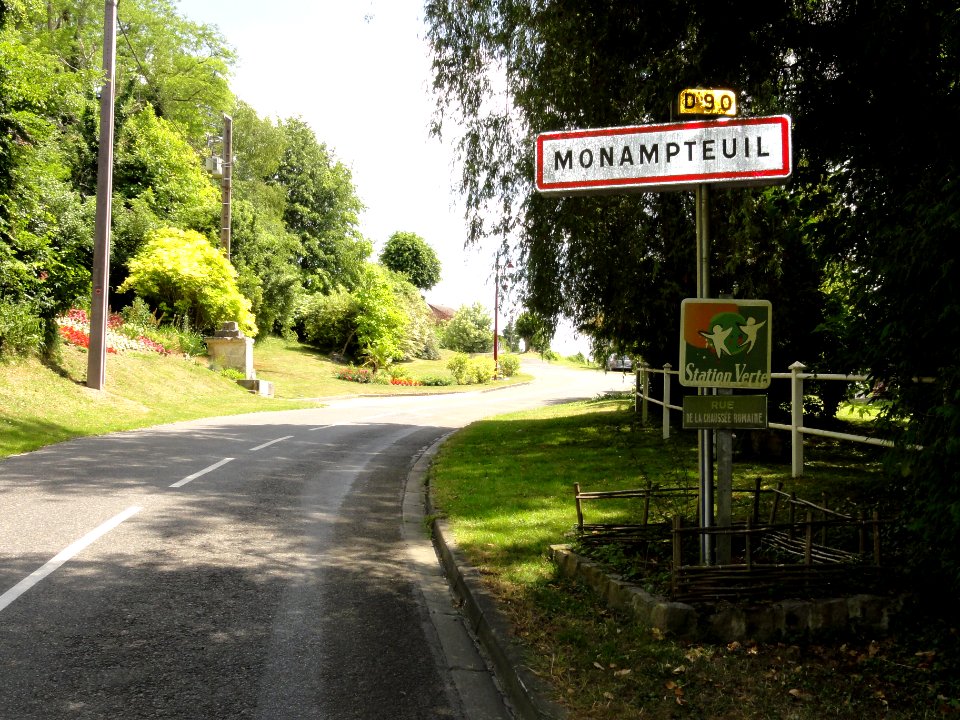 Monampteuil (Aisne) city limit sign