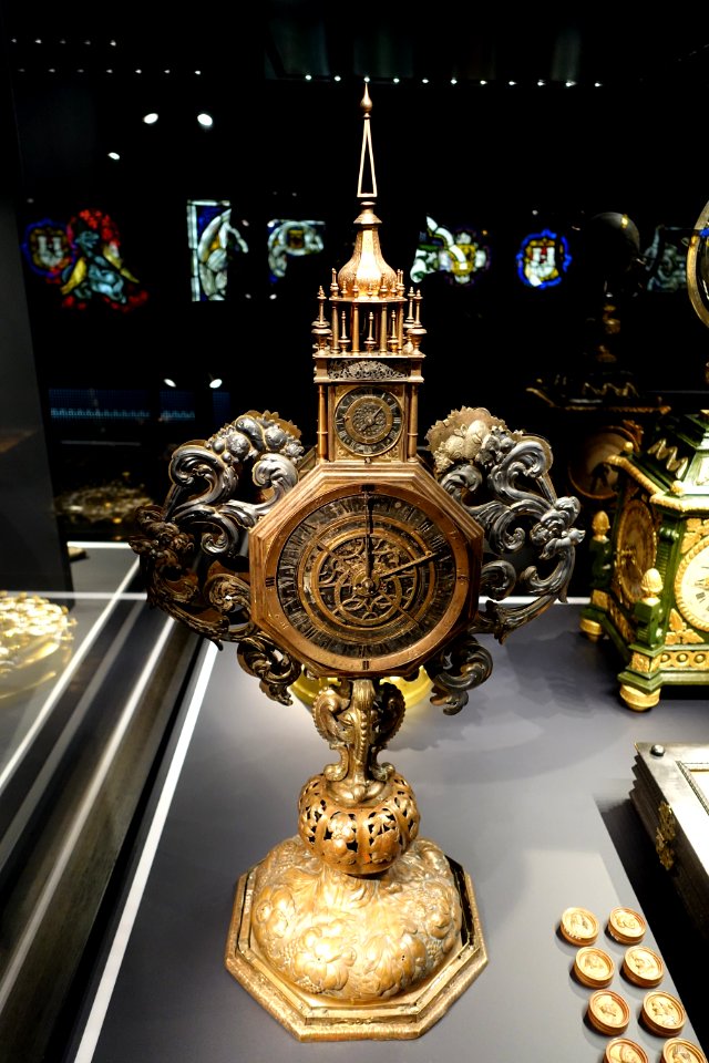Monstrance clock with astrolabe, Matthäus Hallaicher, 1671, gilt bronze - Hessisches Landesmuseum Darmstadt - Darmstadt, Germany - DSC00583