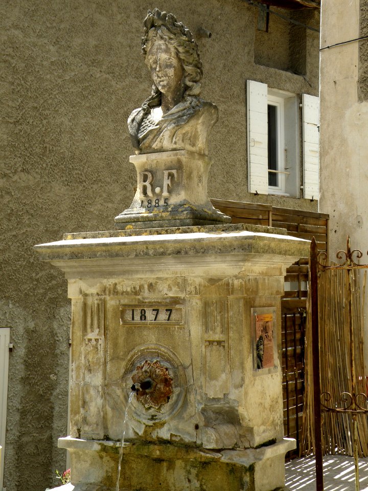 Mollans-sur-Ouvèze Fontaine de la République