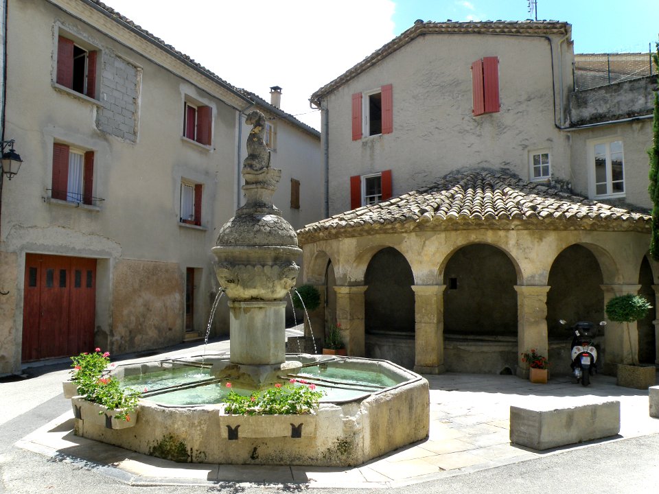 Mollans-sur-Ouvèze Place de la Fontaine 3