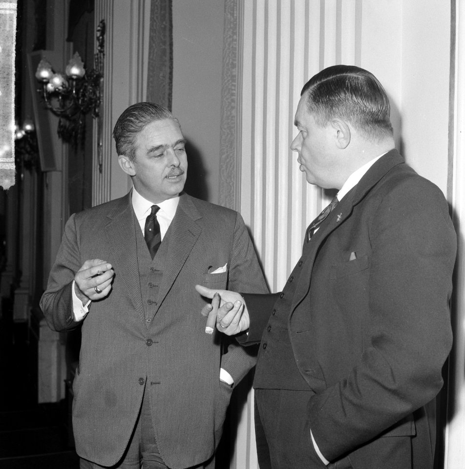 Molly Geertsema (VVD) (l) en Henk Beernink (CHU), Bestanddeelnr 916-3031