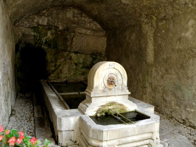 Mollans-sur-Ouvèze Fontaine de l'Église 1