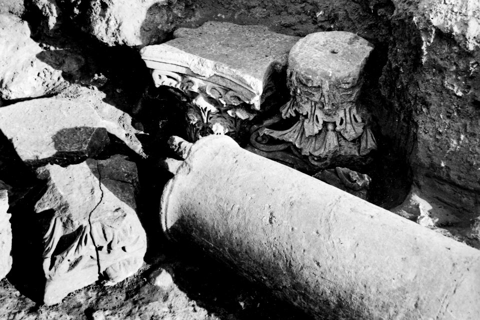 Monasteraki, kolonn med kapitäl in situ. Soli - SMVK - C00467