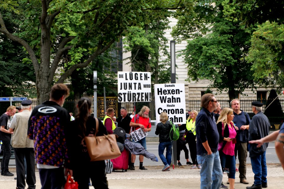 Monarchist protest in front of the Russian embassy in Berlin 2020-08-28 06