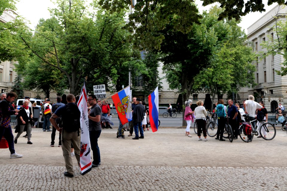Monarchist protest in front of the Russian embassy in Berlin 2020-08-28 08