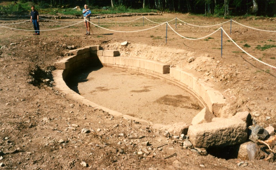 Mont Beuvray, Bassin monumental à Bibracte pendant les fouilles, 1988