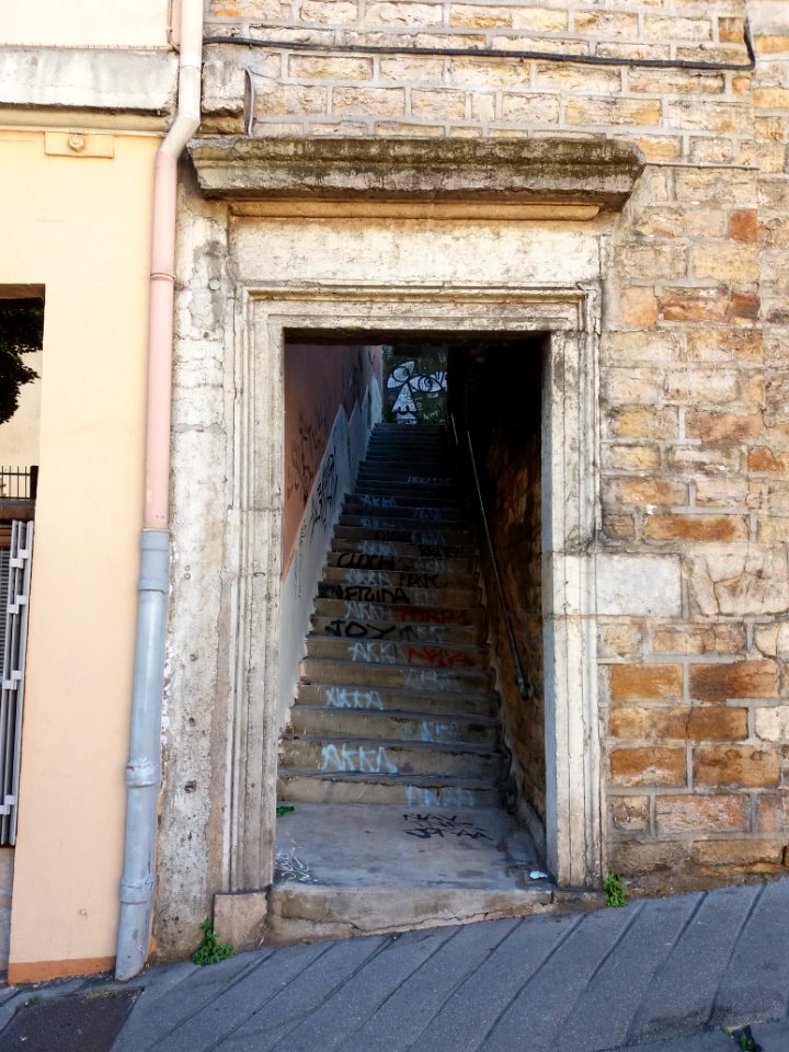 Montée Saint-Sébastien - Escalier qui mène à la place Colbert