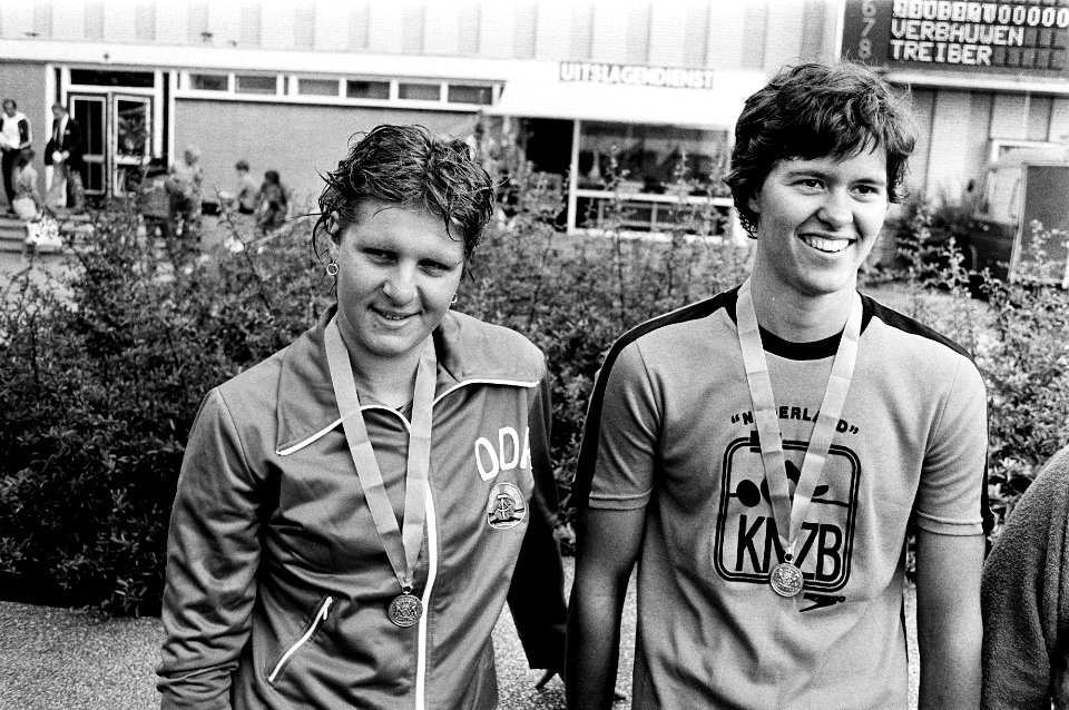Monique Bosga (r) en Birgit Treiber na de huldiging 100 meter rugslag, Bestanddeelnr 930-3940