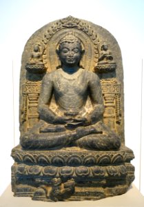Monkey gives honey to Buddha Shakyamuni, India, Bihar, probably Kurkihar, Pala dynasty, c. 1000 AD, black stone - Östasiatiska museet, Stockholm - DSC09270