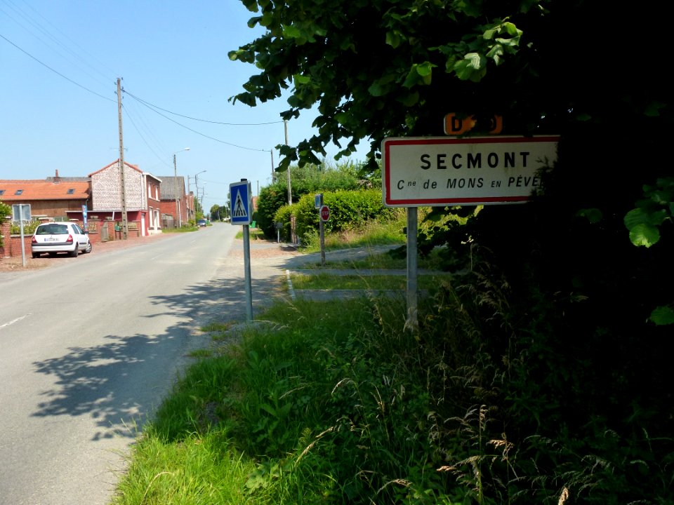 Mons-en-Pévèle (Nord, Fr) city limit sign Secmont