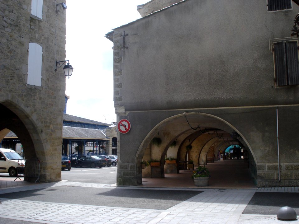 Monségur (Gironde), arcadenplein
