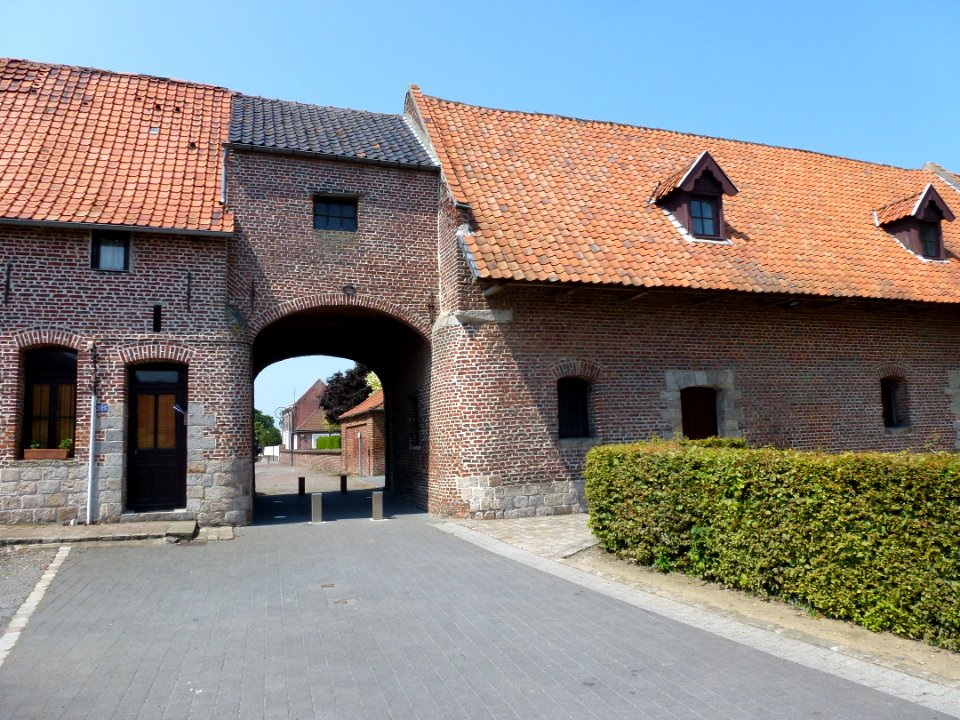 Mons-en-Pévèle (Nord, Fr) porche de l'abbaye