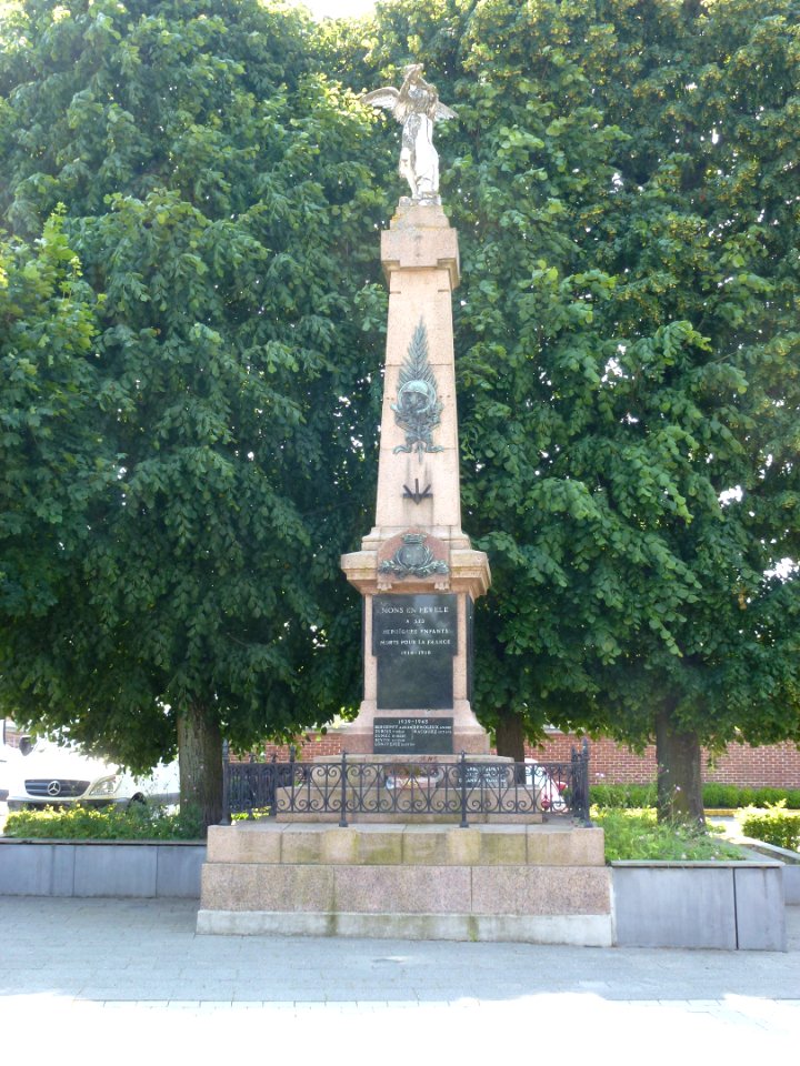 Mons-en-Pévèle (Nord, Fr) monument aux morts