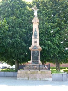 Mons-en-Pévèle (Nord, Fr) monument aux morts
