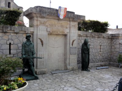 Mons-en-Laonnois (Aisne) monument aux morts