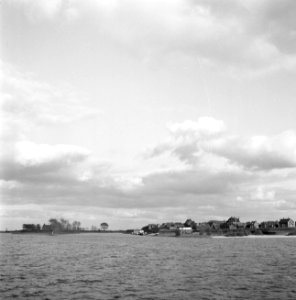 Monding van de afgedamde Maas in de Waal bij Woudrichem met op de linkeroever s…, Bestanddeelnr 254-0943