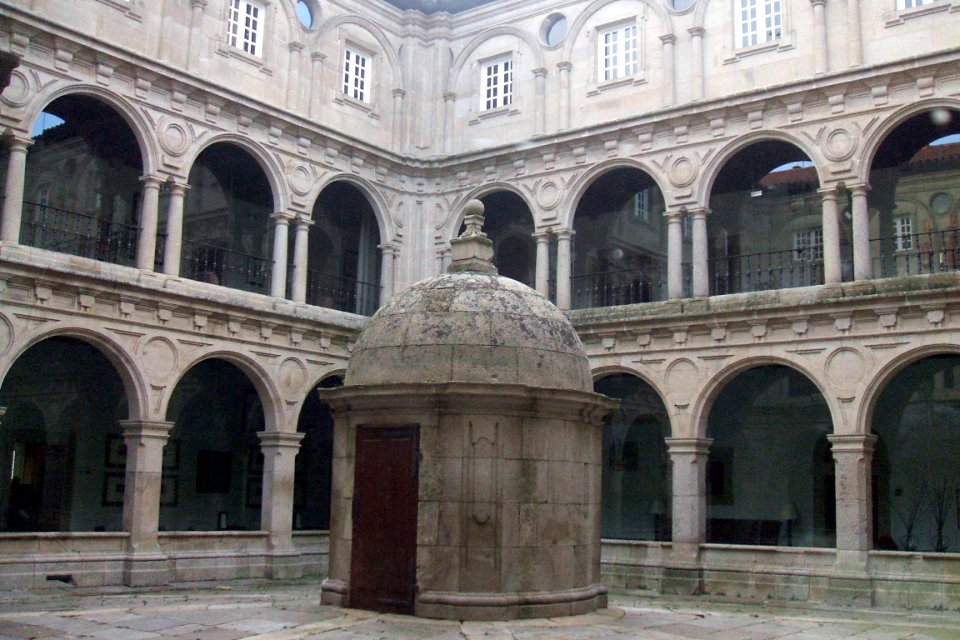 Monforte de Lemos - Monasterio de San Vicente de Pino, claustro 02