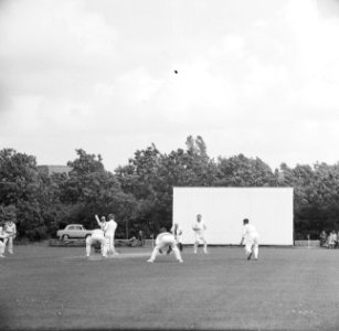 Moment cricketwedstrijd VRA tegen VOC Frans Spits werd uitgevangen, Bestanddeelnr 914-1478