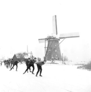 Molentocht te Kinderdijk, een groepje schaatsers op weg, Bestanddeelnr 918-6857