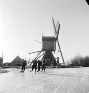Molentocht (op de schaats) 1961 De rijders bij Leiden, Bestanddeelnr 913-3530