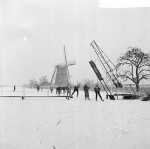 Molentocht te Kinderdijk, een groepje schaatsers op weg, Bestanddeelnr 918-6859