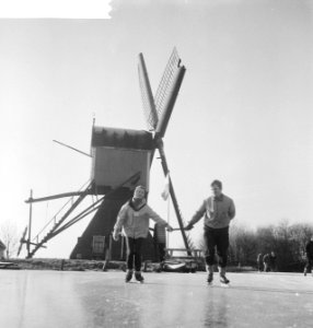 Molentocht (op de schaats) 1961. De rijders bij Leiden, Bestanddeelnr 913-3528